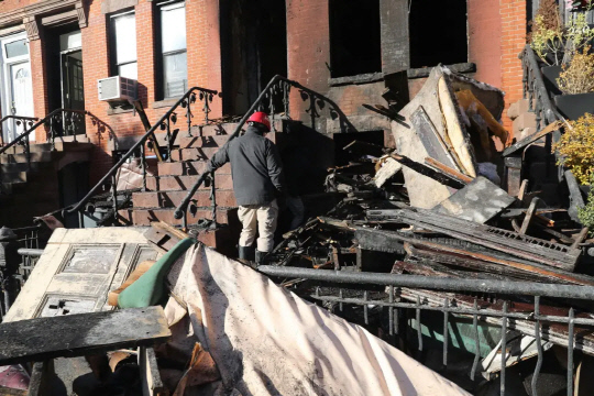 전기 스쿠터 충전 중 `펑`…미 브루클린 일가족 3명 목숨 앗아간 배터리 화재